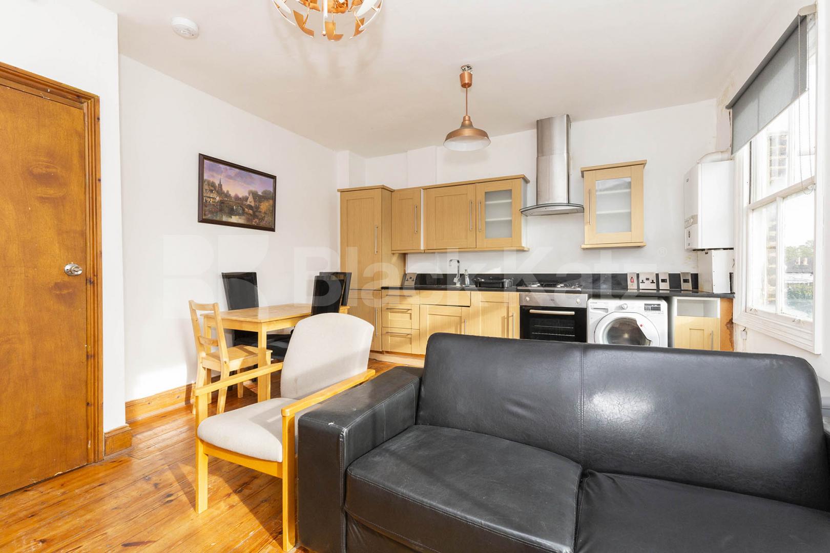 Top floor 3 bedroom property with roof terrace located close to Northern Line Davenant Road, Archway